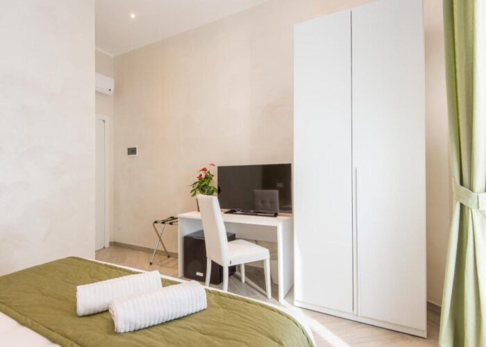 penta-luxury-house-roma-camera-matrimoniale-armadio-scrivania