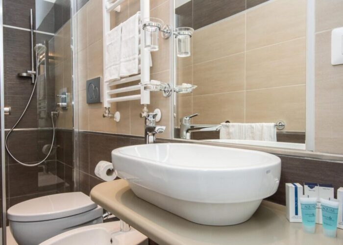 penta-luxury-house-roma-camera-matrimoniale-bagno-lavabo