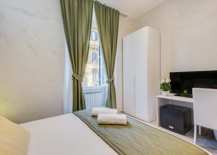 penta-luxury-house-roma-camera-matrimoniale-letto-armadio-tv