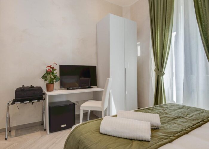 penta-luxury-house-roma-camera-matrimoniale-tv-scrivania